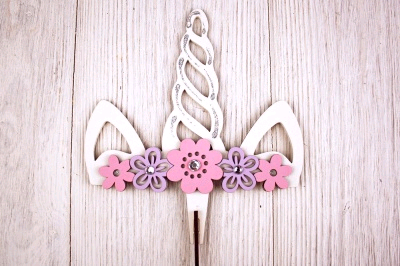 Топпер (15,5*13,5 см), "Рог Единорога" на приставной шпажке, МДФ 3мм, окрашен., оформл., 1 шт.