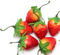 Муляж декоративный клубника с веточкой, 1 шт.