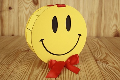 Подарочная коробка круглая (19*19*8см), Смайл, МДФ, окрашен., оформл., Желтый-красный, 1 шт.