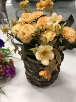 Букет гвоздики с лютиками в плетеном кашпо (20см), Микс, 1шт.