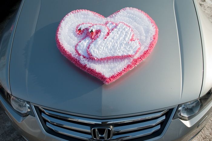 Сердце с лебедями на капот (лента-рюш) (70х65см), Розовый-белый, 1 шт.