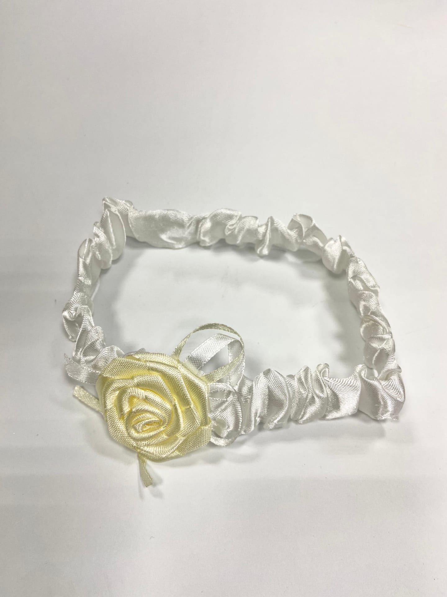 Подвязка на ногу с атласной розой (шир.13см;дл.65см) Белый-шампань, 1 шт.