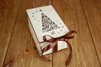 Подарочная упаковка (15*9,5*5,5см), "Новогодняя" с ёлочкой, с лентой, Фанера, неокраш., 1 шт.