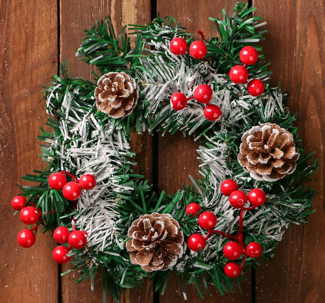 Венок новогодний (d-22см), "Шишки" зелёный с ягодками, 1 шт.