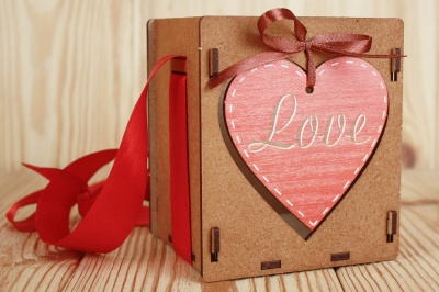 Подарочная упаковка (10,5*10,5*12см), Love, с сердцем, МДФ 3мм, УФ печать, окраш., Дуб, 1 шт.
