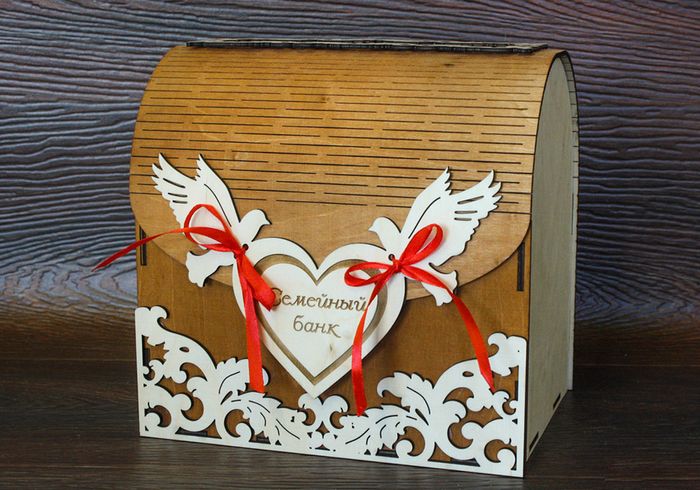 Семейный банк "Ажурный с голубями" (22*15,5*21) Фанера 3мм, окрашен. морилкой, оформл., Дуб, 1 шт.