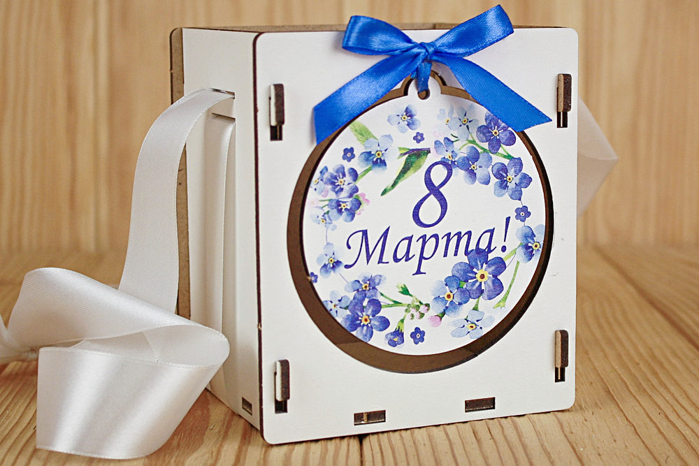 Подарочная упаковка (10,5*10,5*12 см), "8 марта!" с синими цветами, Белый, 1 шт.