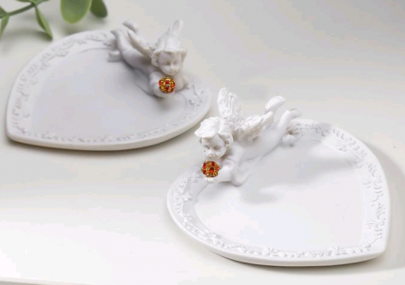 Сувенир полистоун подставка для колец (3х8,6х8,2см), "Белоснежный ангел с красным шаром", 1 шт.