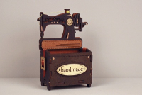 Игольница, Швейная машина (7,5*5,5*12,5см) МДФ, окрашен. морилкой, оформл., Дуб-черный, 1 шт.