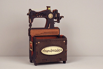 Игольница, Швейная машина (7,5*5,5*12,5см) МДФ, окрашен. морилкой, оформл., Дуб-черный, 1 шт.