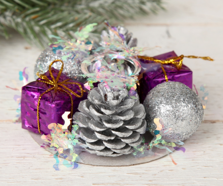 Подсвечник на одну свечу (7,5*3,5см), Мишура волна, шишки, шарик, подарки, 1 шт.